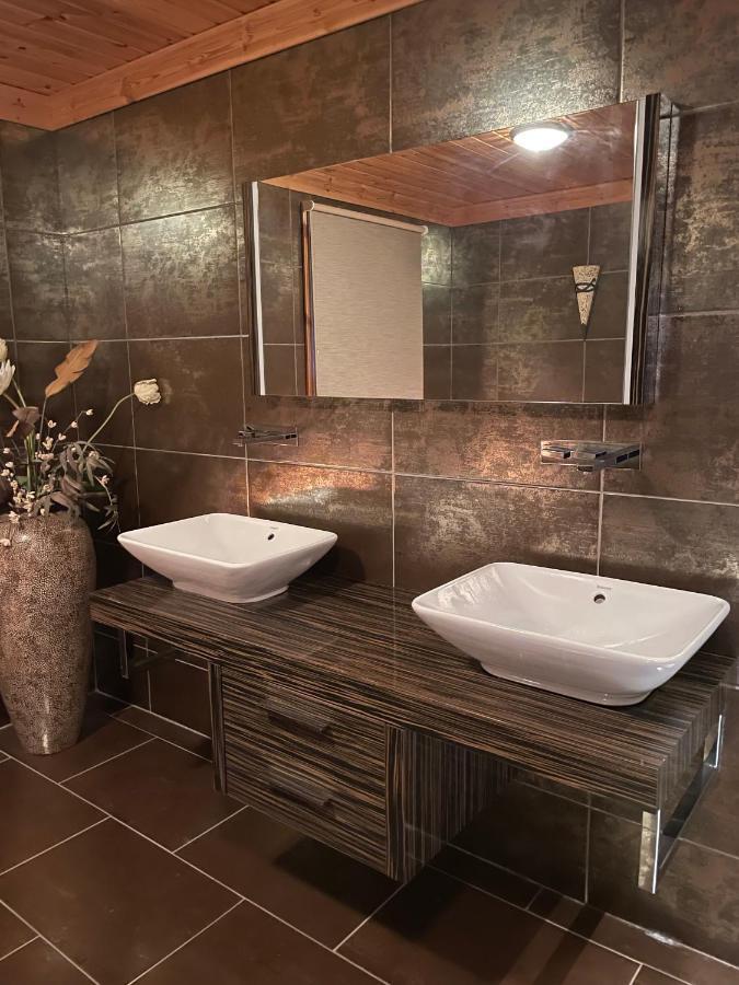 Tomatin - Luxury Two Bedroom Log Cabin With Hot Tub Berwick Upon Tweed ภายนอก รูปภาพ