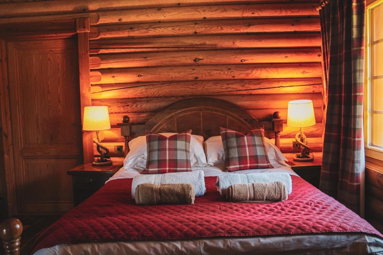 Tomatin - Luxury Two Bedroom Log Cabin With Hot Tub Berwick Upon Tweed ภายนอก รูปภาพ