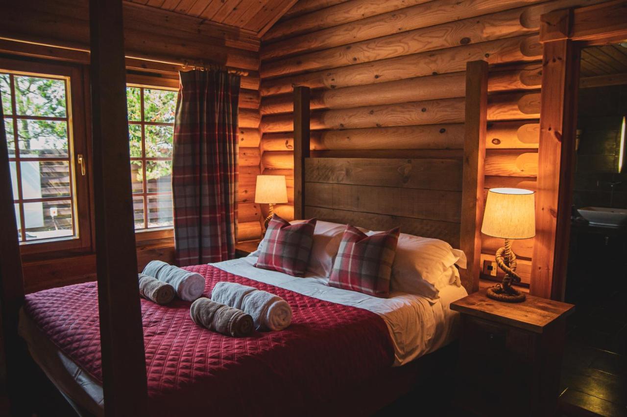 Tomatin - Luxury Two Bedroom Log Cabin With Hot Tub Berwick Upon Tweed ภายนอก รูปภาพ