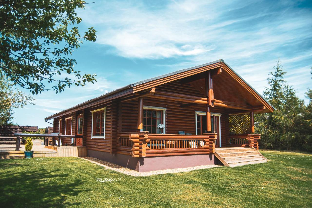 Tomatin - Luxury Two Bedroom Log Cabin With Hot Tub Berwick Upon Tweed ภายนอก รูปภาพ