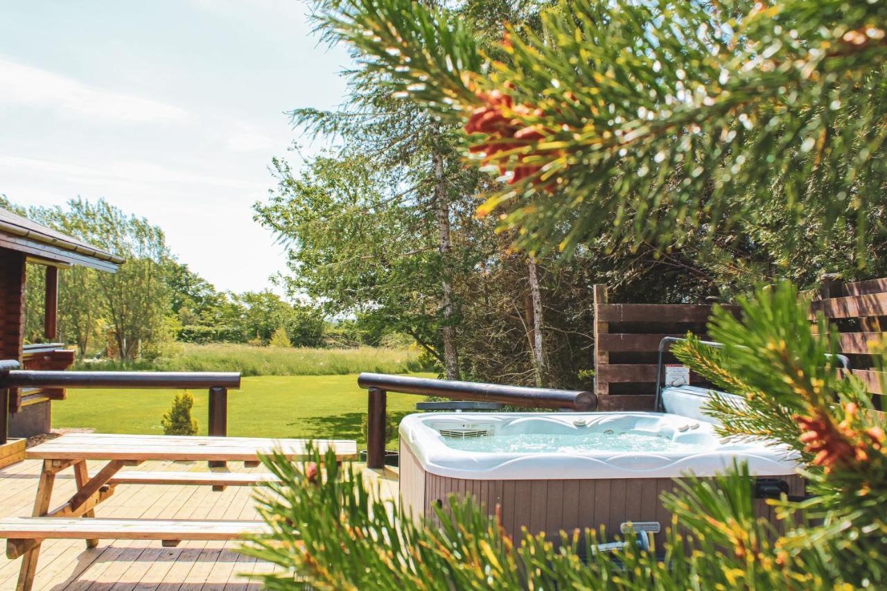 Tomatin - Luxury Two Bedroom Log Cabin With Hot Tub Berwick Upon Tweed ภายนอก รูปภาพ
