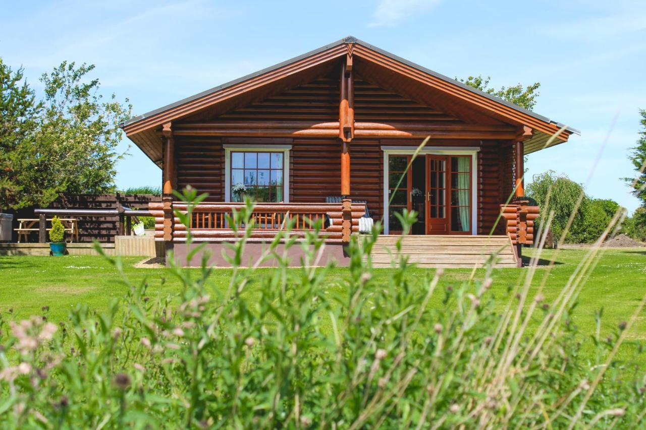 Tomatin - Luxury Two Bedroom Log Cabin With Hot Tub Berwick Upon Tweed ภายนอก รูปภาพ